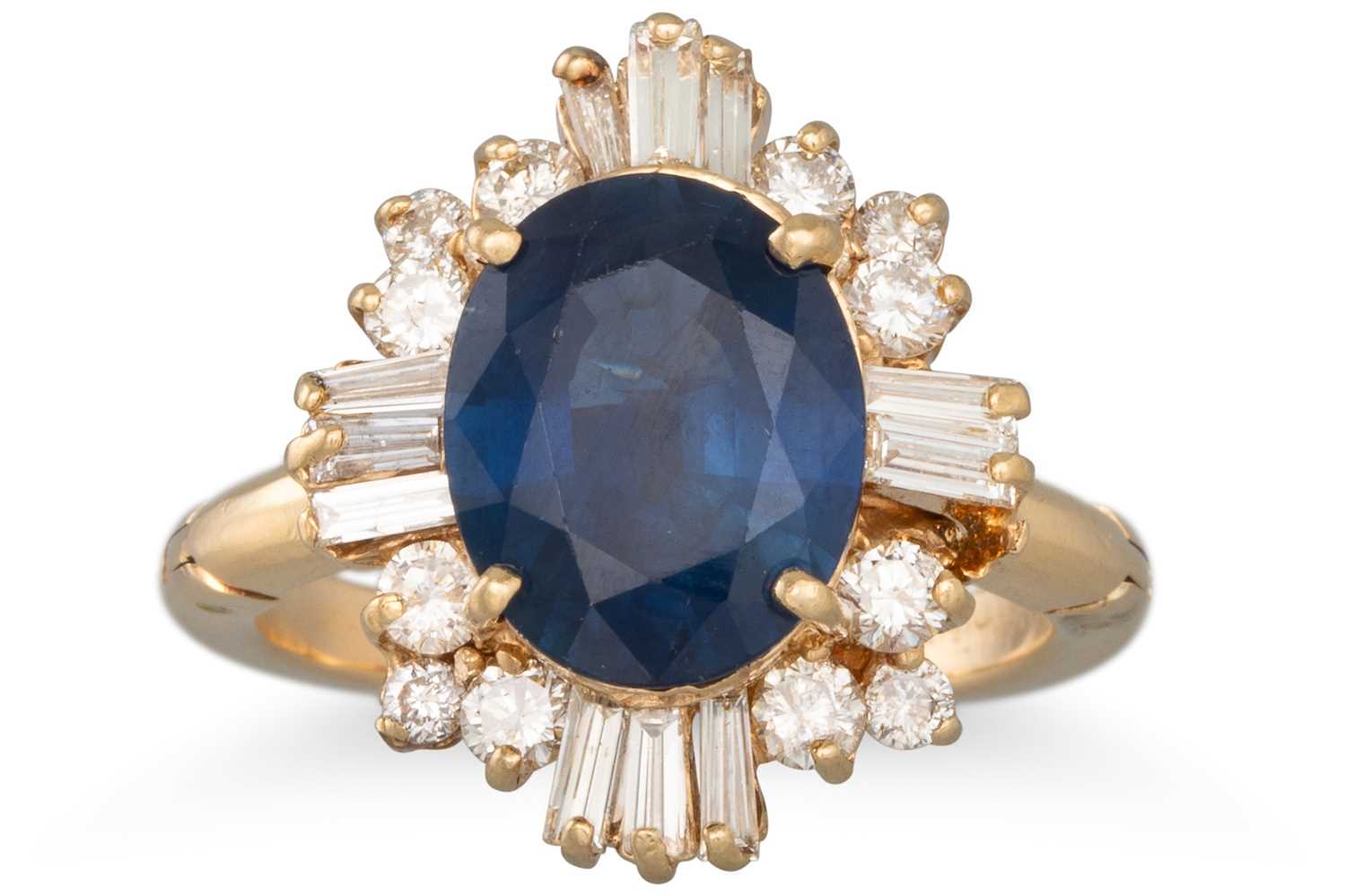 Lot 165 - A DIAMOND AND SAPPHIRE CLUSTER RING, the oval...