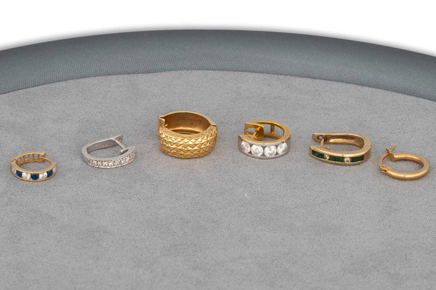 Lot 49 - A COLLECTION OF SINGLE EARRINGS, in 9ct and...