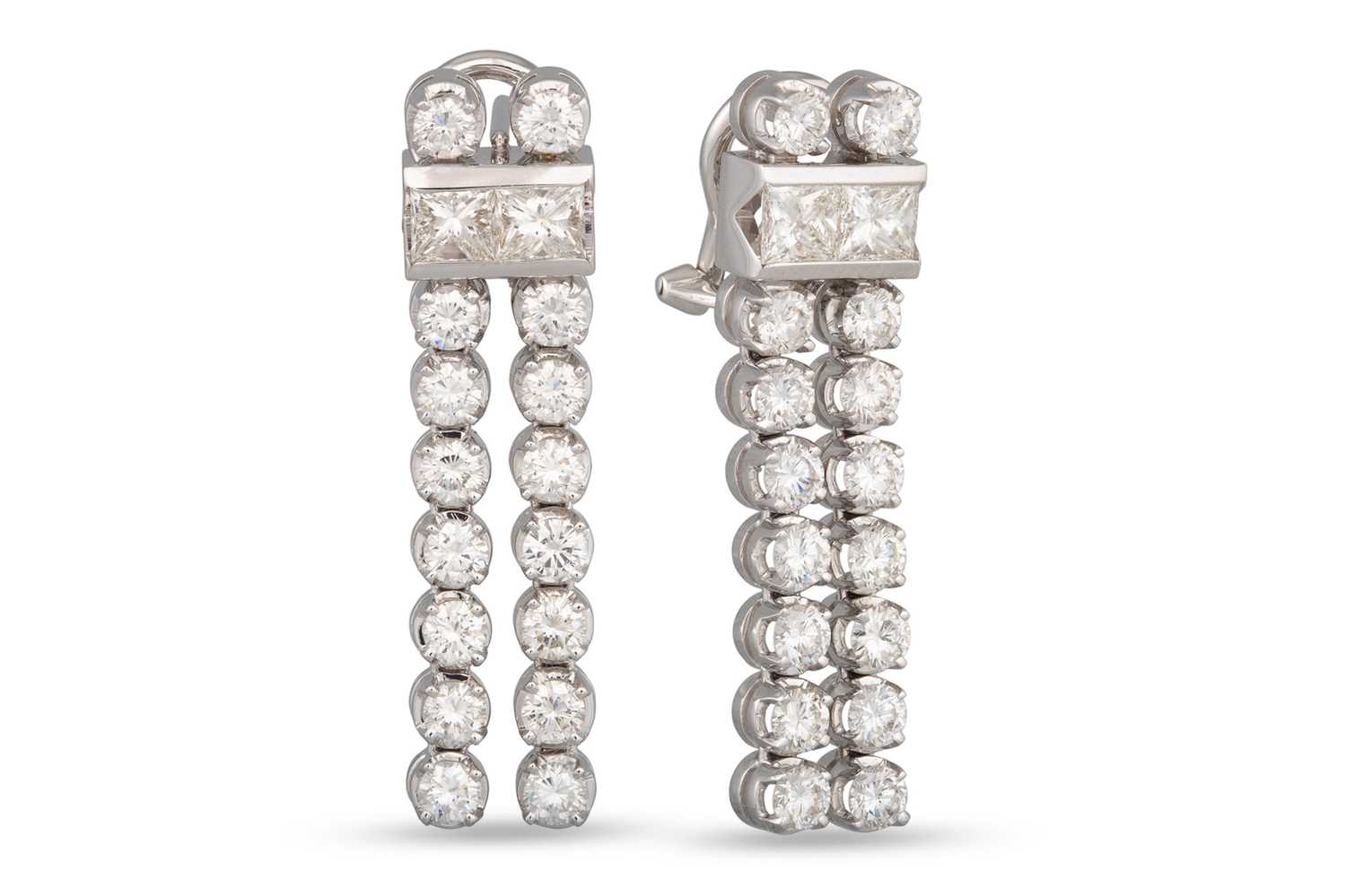 Lot 82 - A PAIR OF CHANDELIER DIAMOND DROP EARRINGS,...