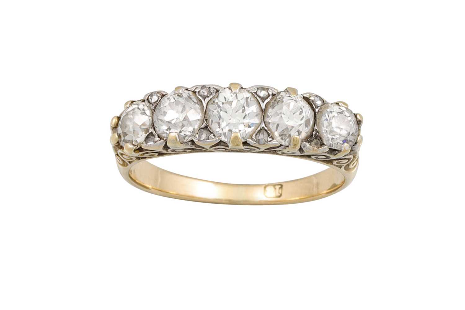 Lot 208 - AN ANTIQUE DIAMOND FIVE STONE GRADUATED RING,...