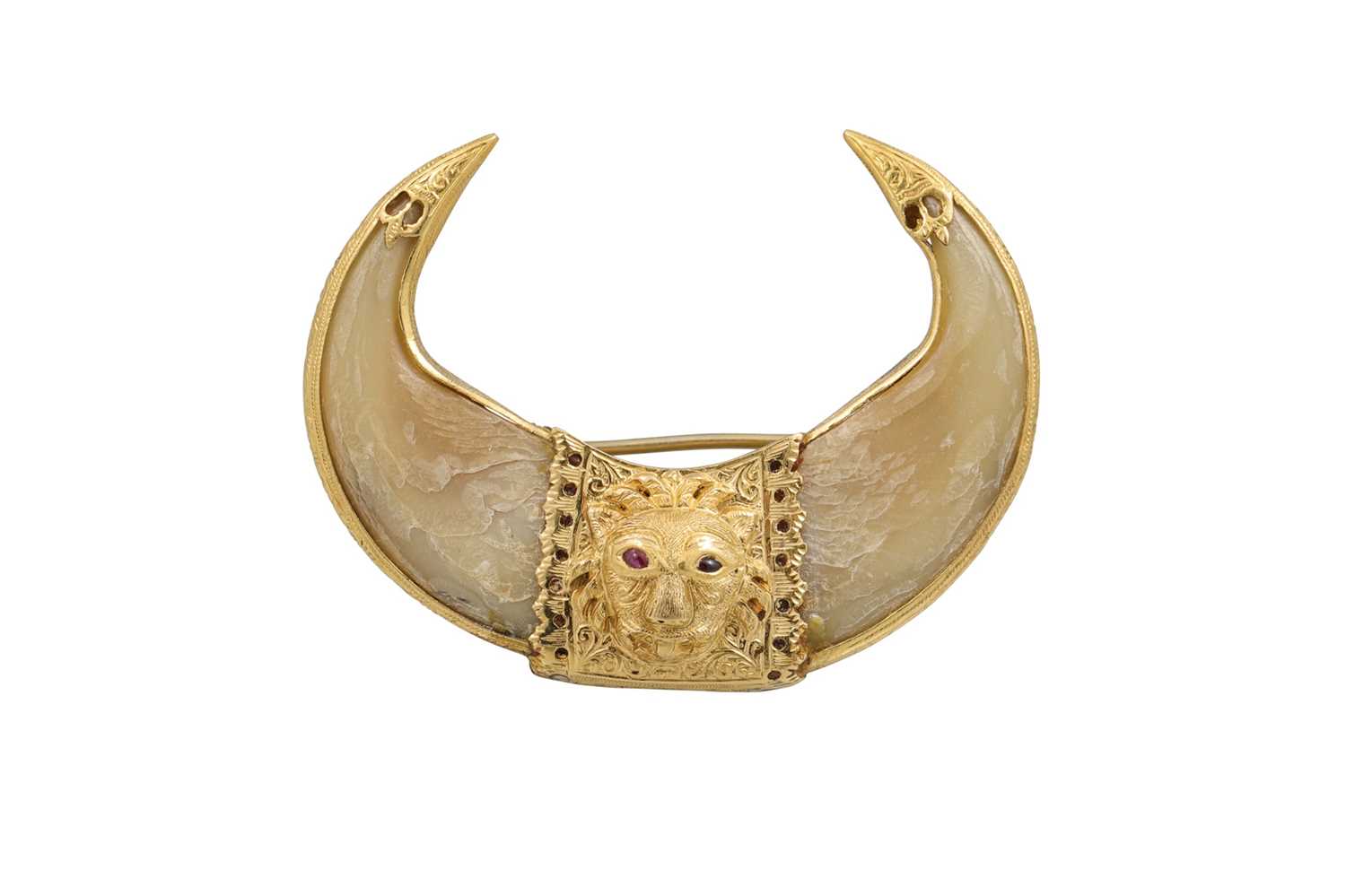 Lot 33 - AN ANTIQUE ASIAN BROOCH, mounted in yellow metal