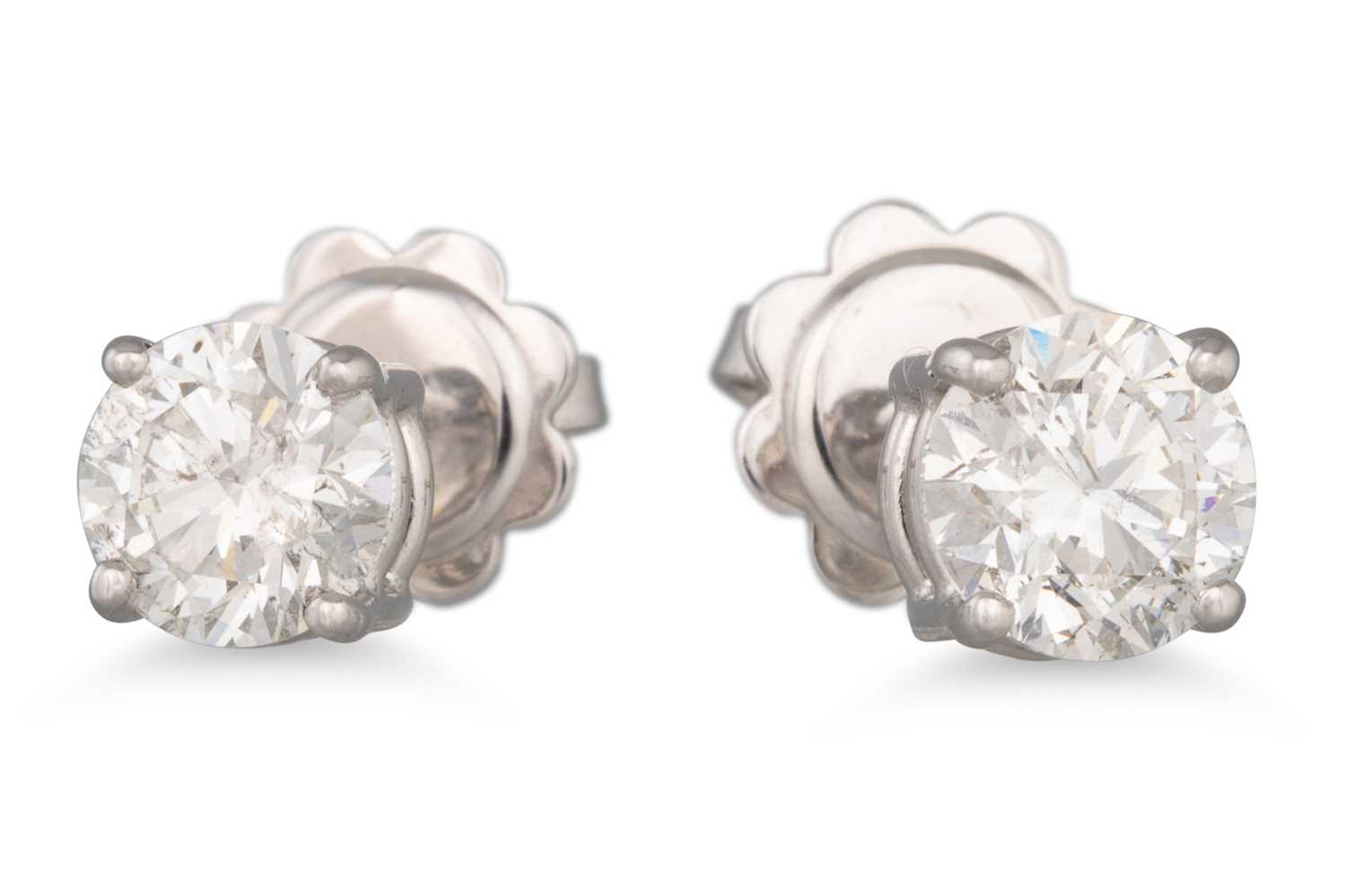 Lot 148 - A PAIR OF DIAMOND STUD EARRINGS, the brilliant...