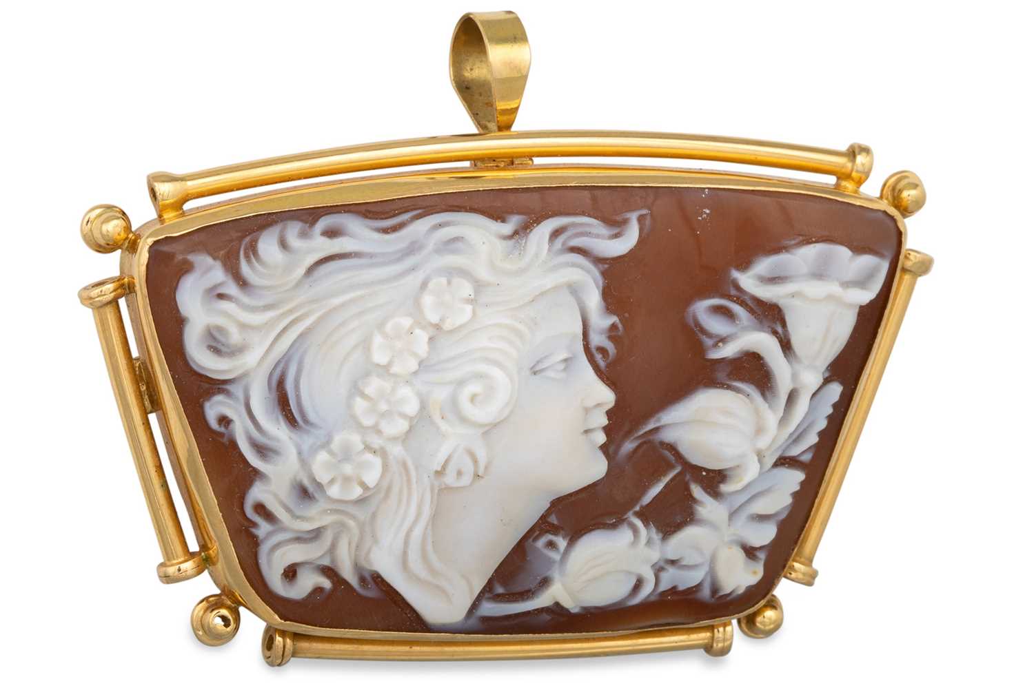 Lot 28 - AN ART NOUVEAU SHELL CAMEO BROOCH, gold mounted