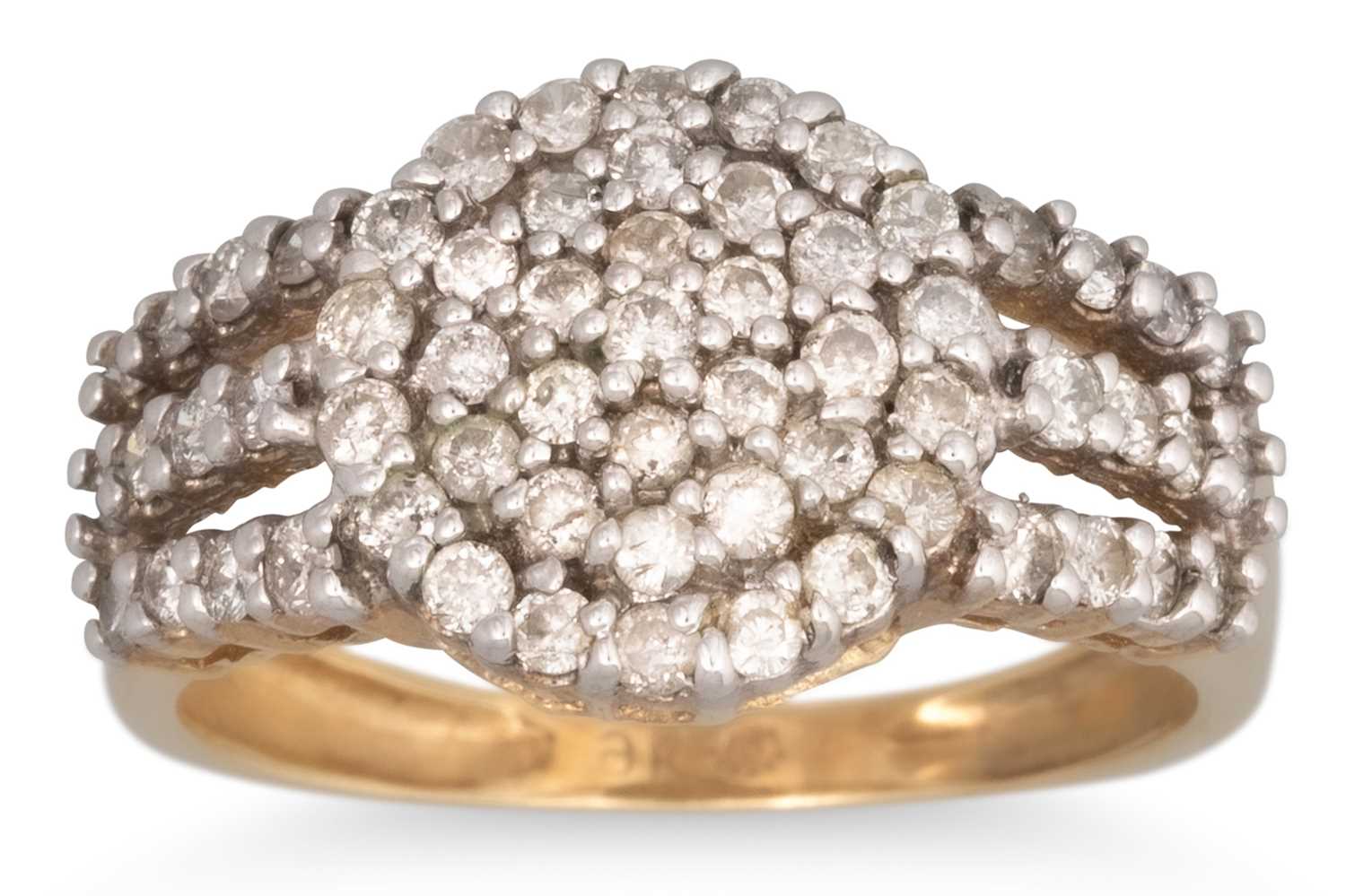 Lot 27 - A DIAMOND CLUSTER RING, the central round...