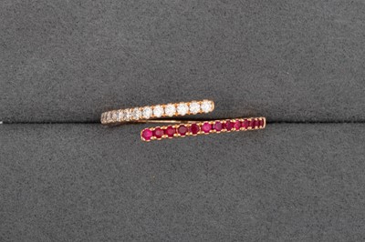 Lot 40 - A DIAMOND AND RUBY SET RING, split band design,...
