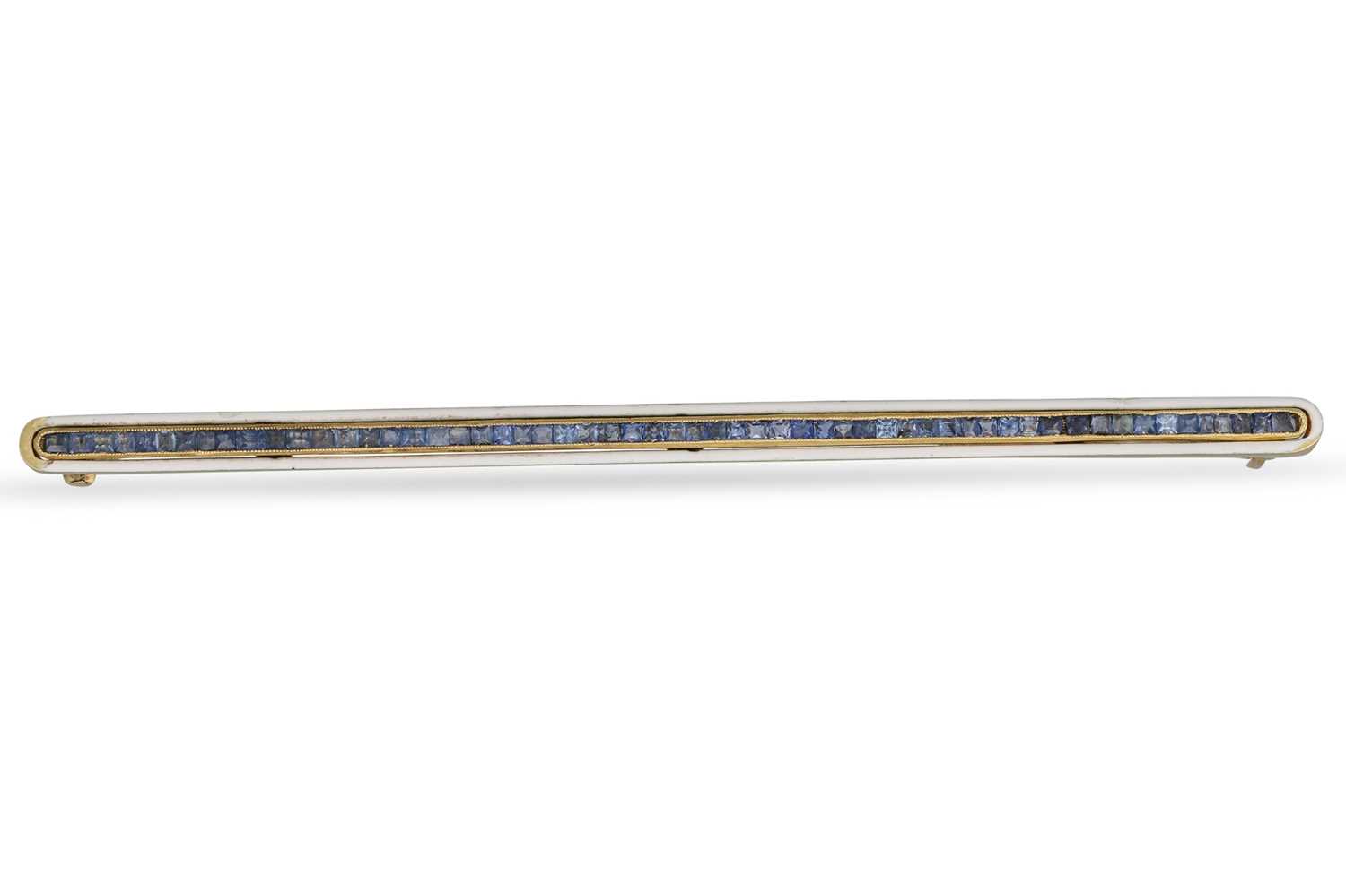 Lot 189 - AN ART DECO 14CT GOLD AND WHITE ENAMEL BROOCH,...