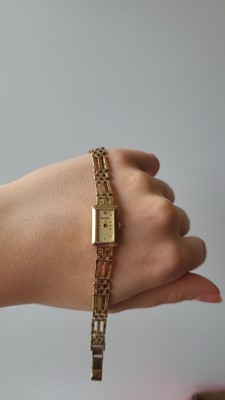 Lot 421 - A LADY'S 9CT YELLOW GOLD ACURIST WRISTWATCH,...