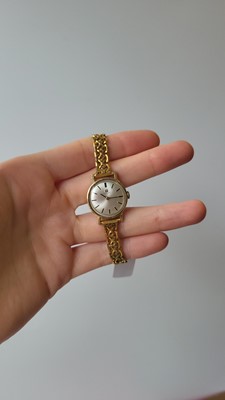 Lot 432 - A VINTAGE TISSOT LADY'S WRISTWATCH, gold watch...