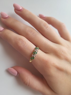 Lot 87 - AN EMERALD AND DIAMOND TWELVE STONE RING,...