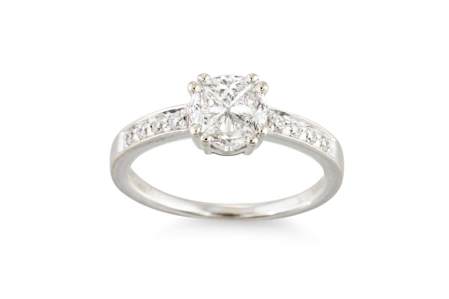 Lot 190 - A DIAMOND CLUSTER RING, the centre quatrefoil...