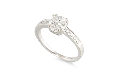 Lot 190 - A DIAMOND CLUSTER RING, the centre quatrefoil...