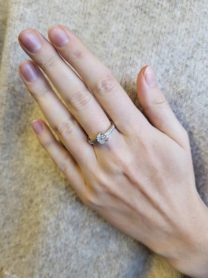 Lot 190 - A DIAMOND CLUSTER RING, the centre quatrefoil...