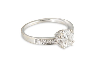 Lot 190 - A DIAMOND CLUSTER RING, the centre quatrefoil...
