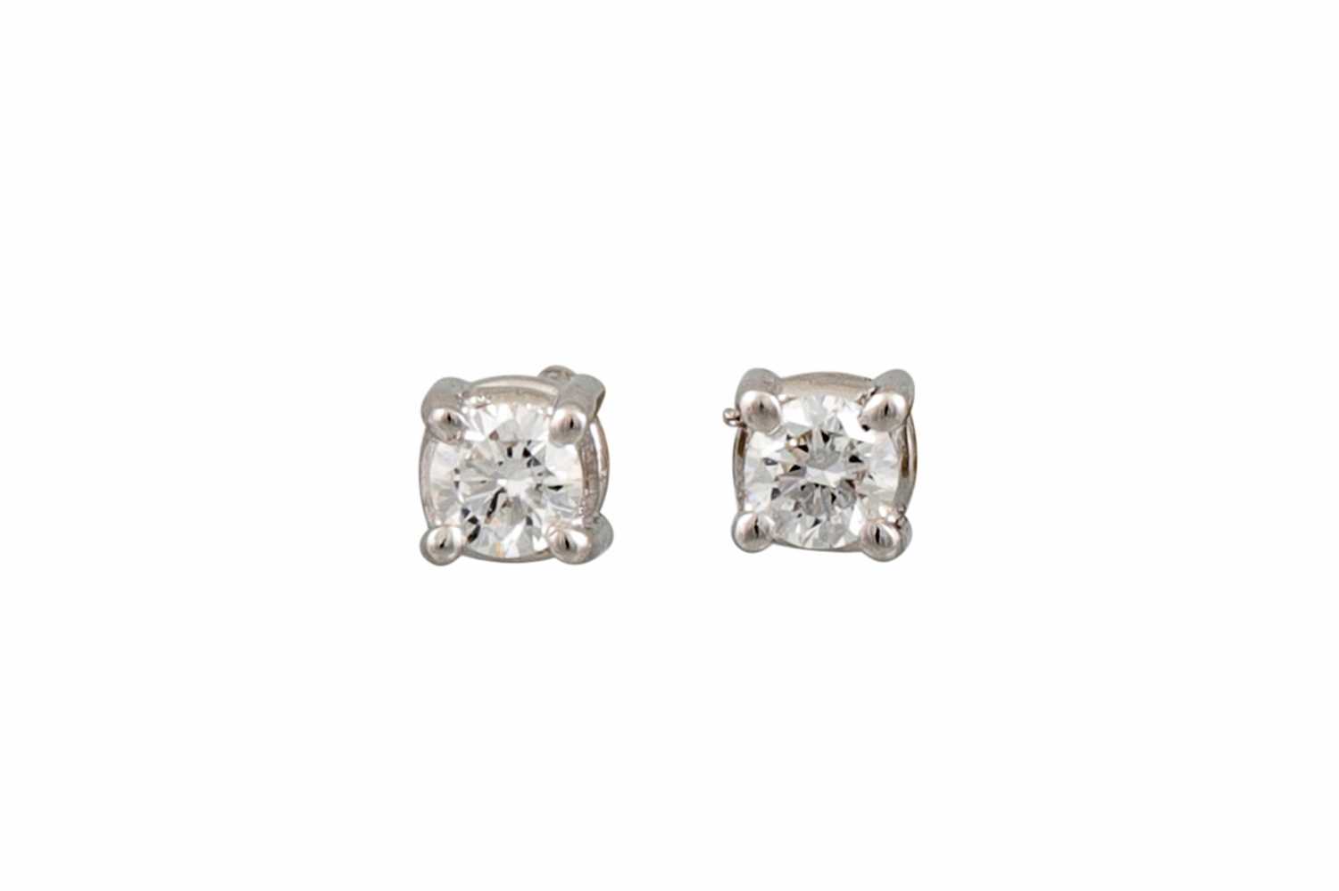 Lot 66 - A PAIR OF DIAMOND STUD EARRINGS, the brilliant...