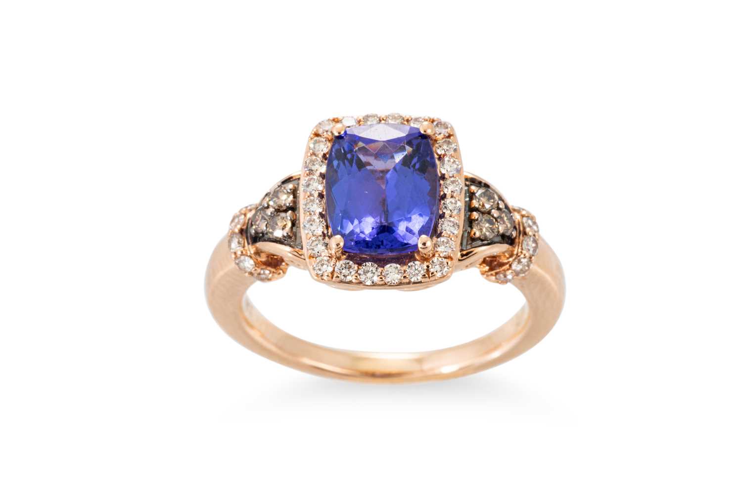 Lot 256 - A TANZANITE AND DIAMOND CLUSTER RING, the...