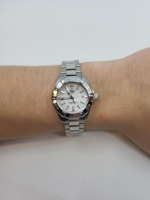 Lot 408 - A LADY'S STAINLESS STEEL TAG HEUER AQUARACER...