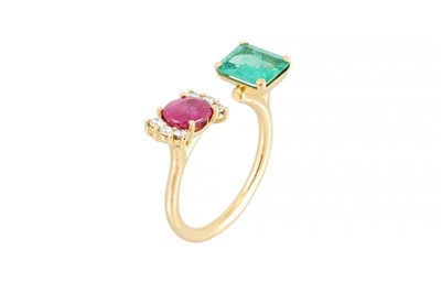 Lot 344 - AN EMERALD, RUBY, AND DIAMOND CROSSOVER RING,...