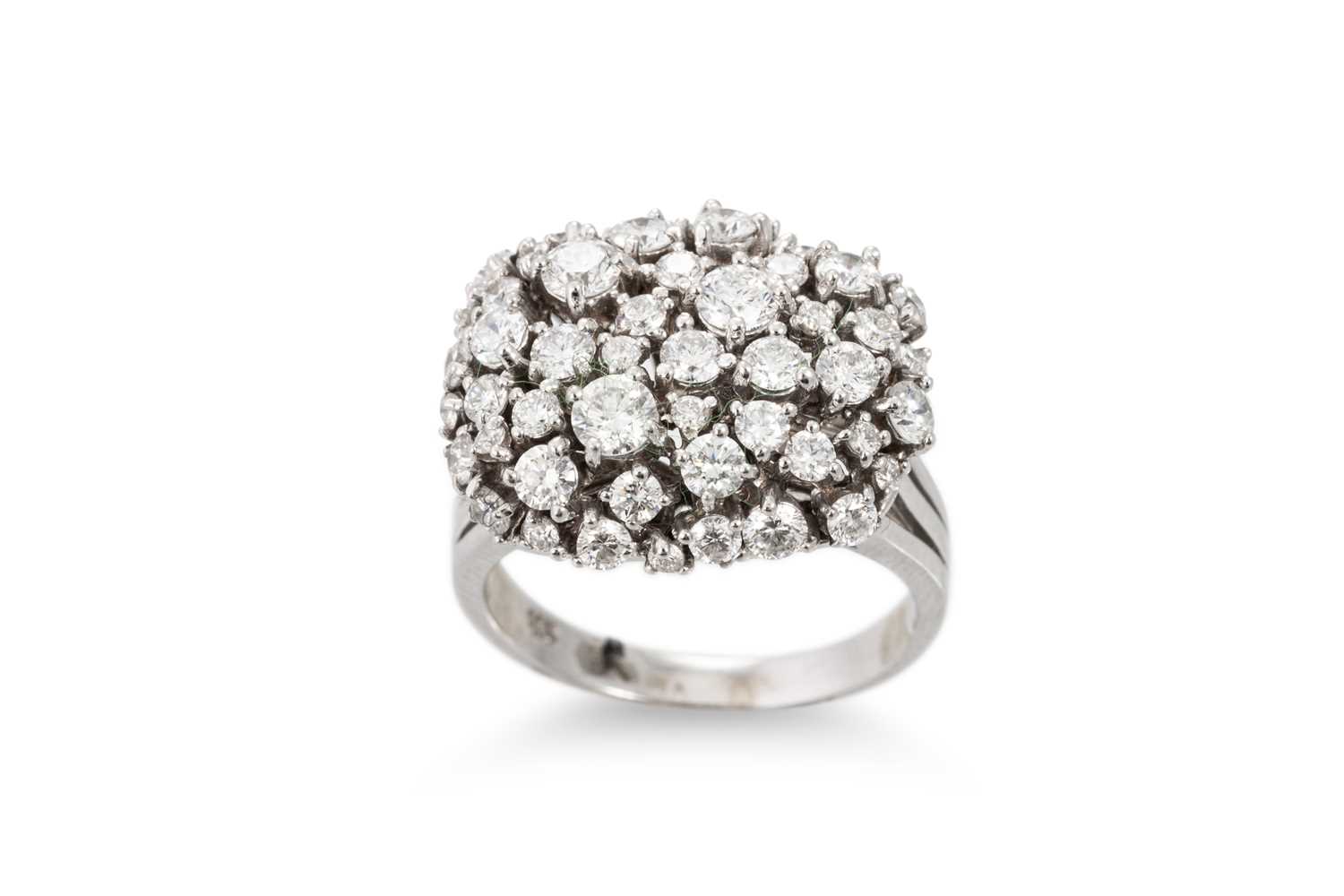 Lot 175 - A DIAMOND CLUSTER RING, the brilliant cut...