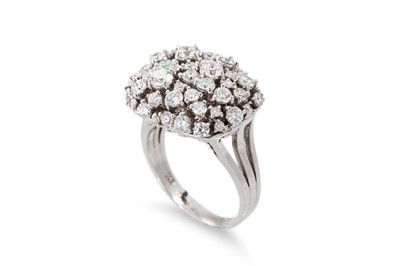 Lot 175 - A DIAMOND CLUSTER RING, the brilliant cut...