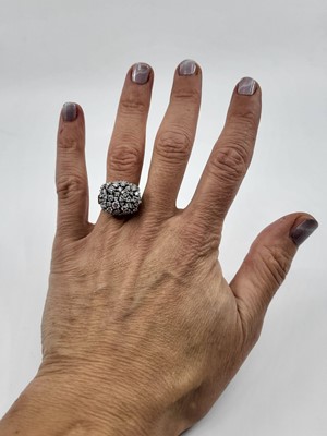 Lot 175 - A DIAMOND CLUSTER RING, the brilliant cut...