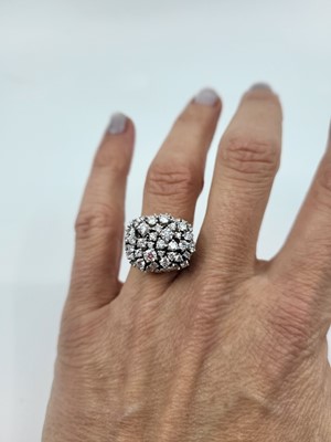 Lot 175 - A DIAMOND CLUSTER RING, the brilliant cut...