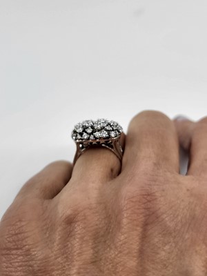 Lot 175 - A DIAMOND CLUSTER RING, the brilliant cut...
