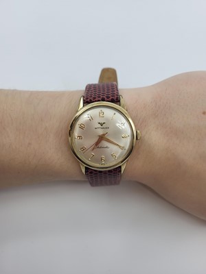 Lot 441 - A GENT'S VINTAGE "WITTNAUER" AUTOMATIC WRIST...