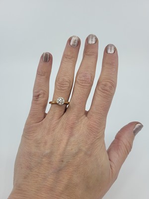 Lot 215 - AN ANTIQUE DIAMOND SOLITAIRE RING, mounted in...