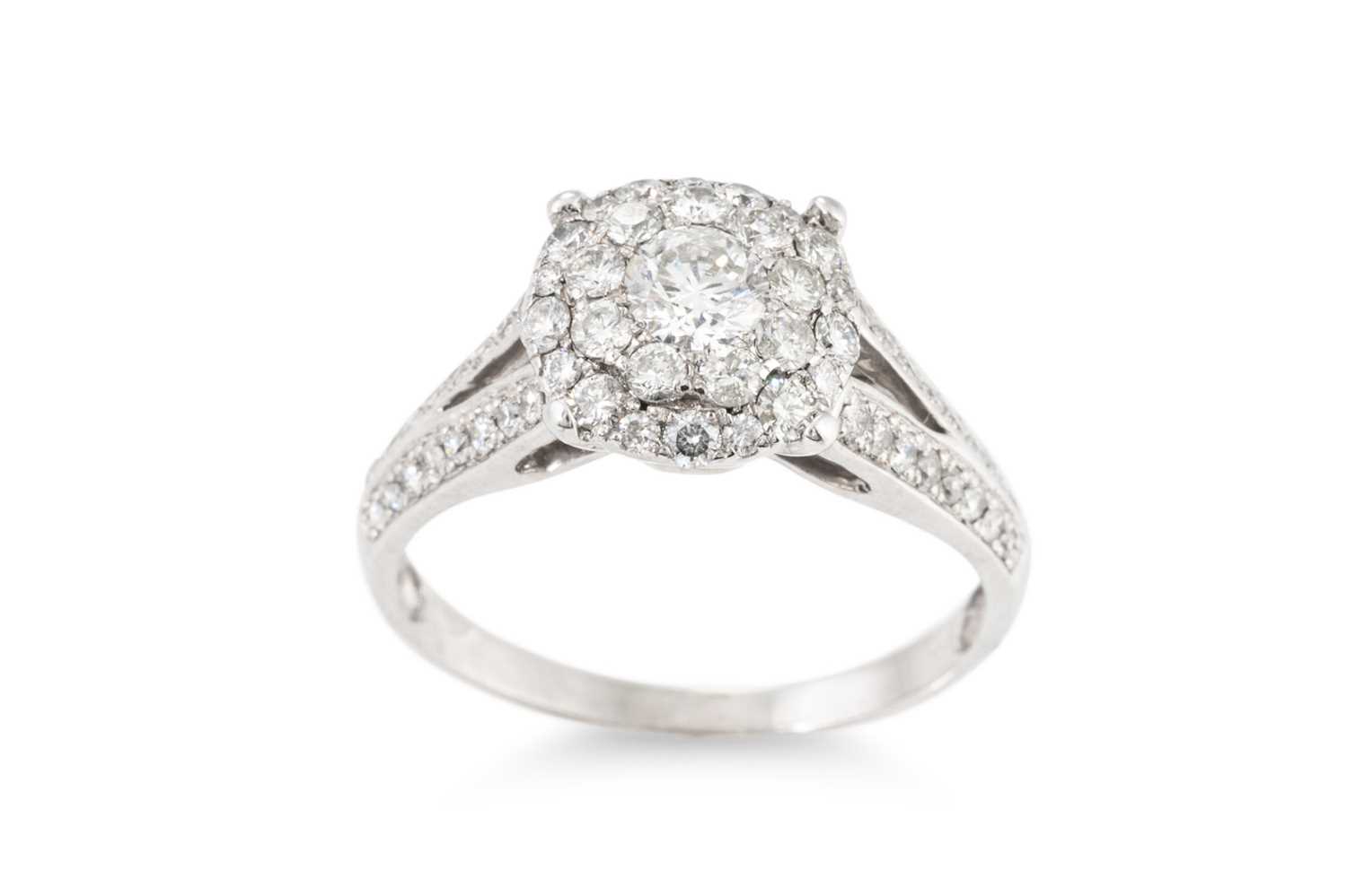 Lot 121 - A DIAMOND CLUSTER RING, set with brilliant cut...