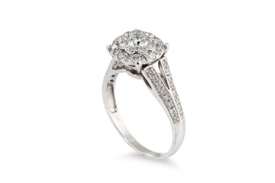 Lot 121 - A DIAMOND CLUSTER RING, set with brilliant cut...
