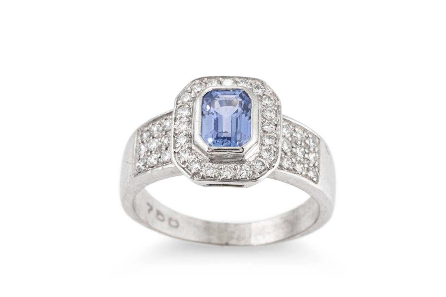 Lot 123 - A DIAMOND AND SAPPHIRE CLUSTER RING, mounted...
