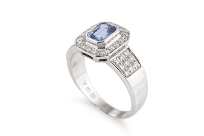 Lot 123 - A DIAMOND AND SAPPHIRE CLUSTER RING, mounted...