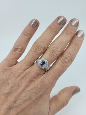 Lot 123 - A DIAMOND AND SAPPHIRE CLUSTER RING, mounted...