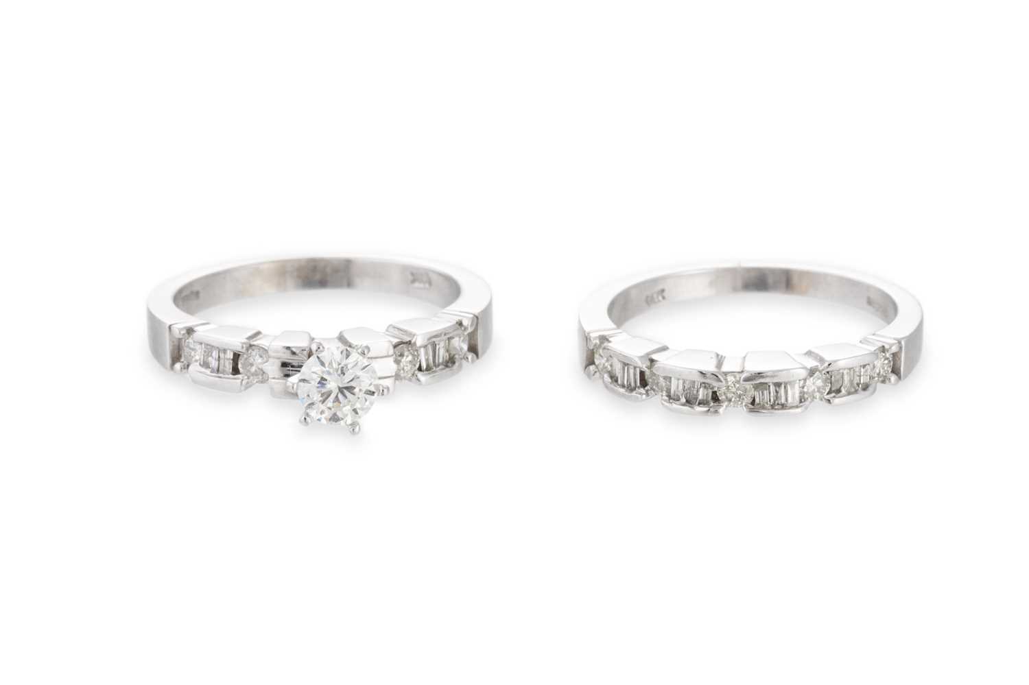 Lot 126 - A DIAMOND SOLITAIRE RING, mounted in 14ct...