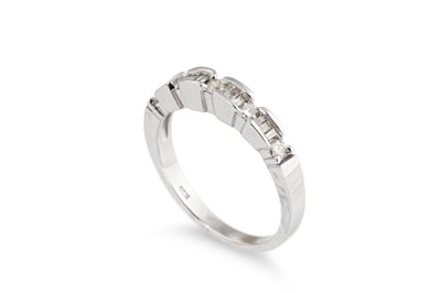 Lot 126 - A DIAMOND SOLITAIRE RING, mounted in 14ct...