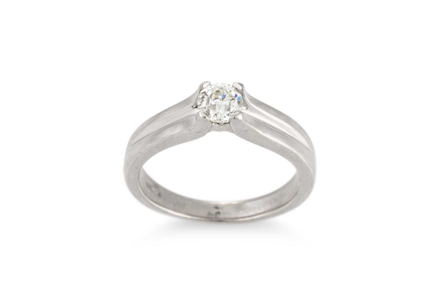 Lot 128 - A DIAMOND SOLITAIRE RING, mounted in platinum....