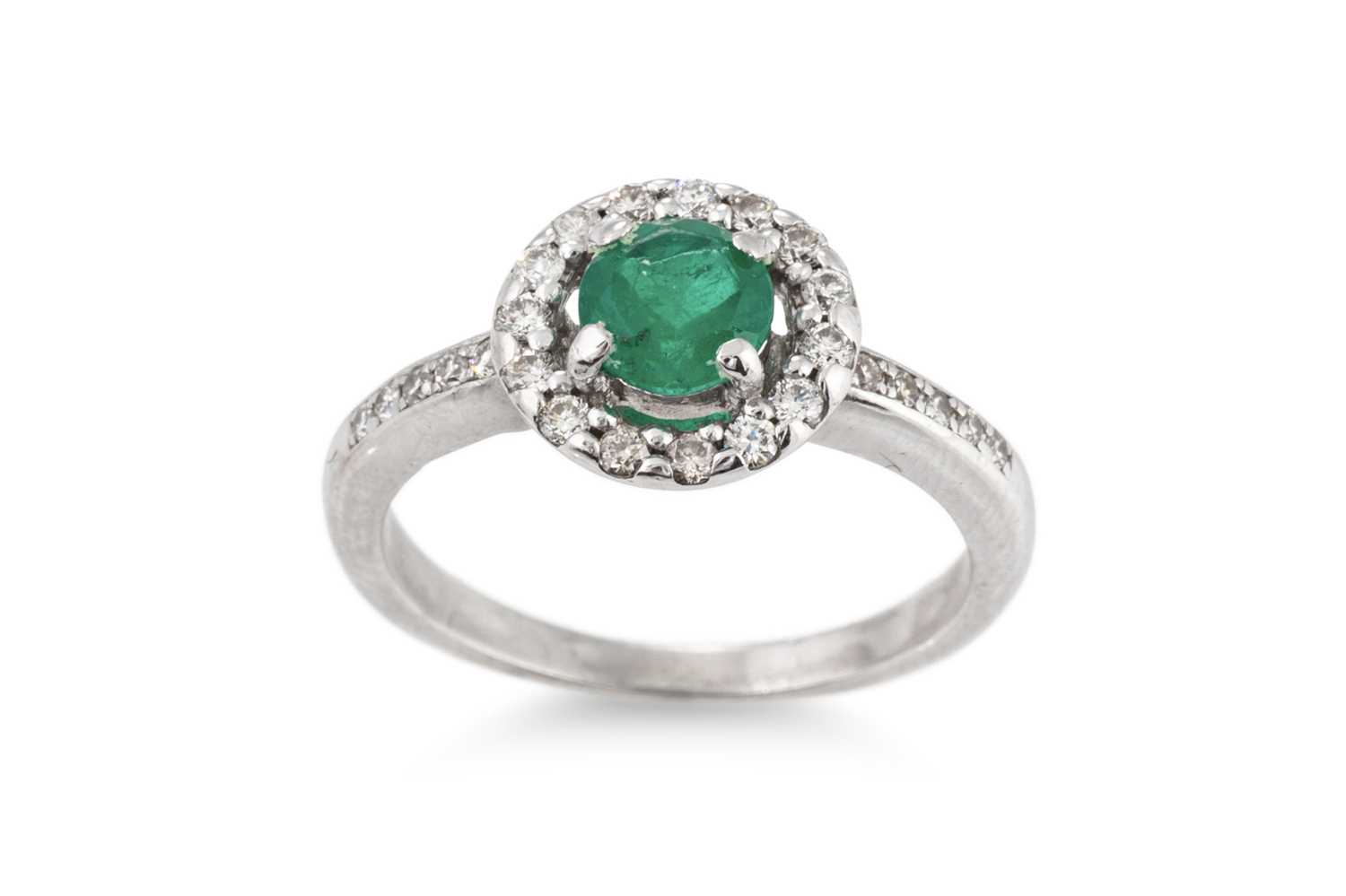 Lot 167 - AN EMERALD AND DIAMOND TARGET CLUSTER RING,...