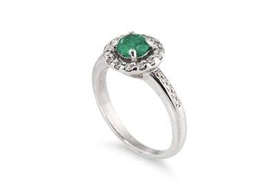 Lot 167 - AN EMERALD AND DIAMOND TARGET CLUSTER RING,...