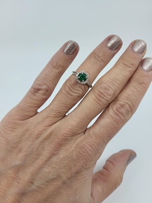 Lot 167 - AN EMERALD AND DIAMOND TARGET CLUSTER RING,...