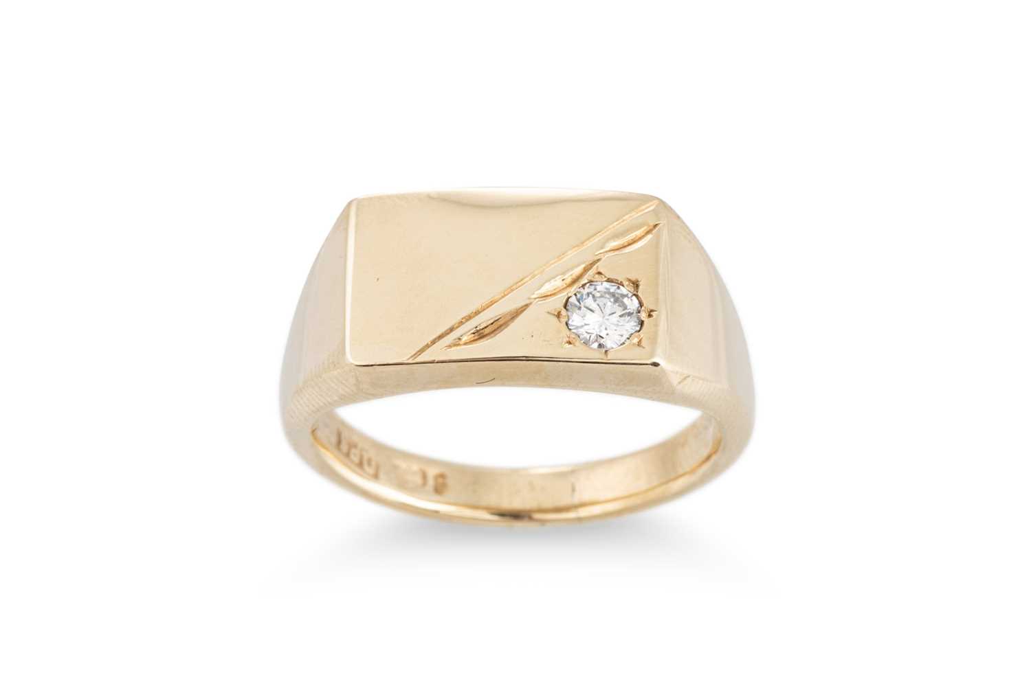 Lot 168 - A 9CT YELLOW GOLD SIGNET RING, 9.2 g., size P