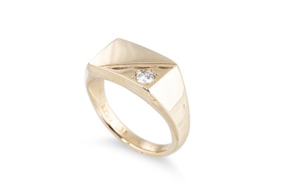 Lot 168 - A 9CT YELLOW GOLD SIGNET RING, 9.2 g., size P