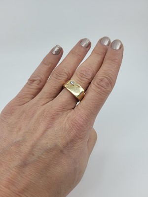 Lot 168 - A 9CT YELLOW GOLD SIGNET RING, 9.2 g., size P