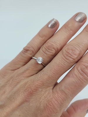 Lot 161 - A DIAMOND SOLITAIRE RING, the diamond mounted...