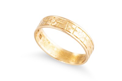 Lot 114 - AN 18CT YELLOW GOLD BAND RING, with repeating...