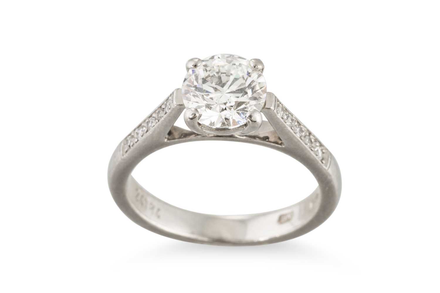 Lot 170 - A DIAMOND SOLITAIRE RING, the principal round...