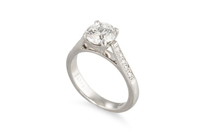 Lot 170 - A DIAMOND SOLITAIRE RING, the principal round...