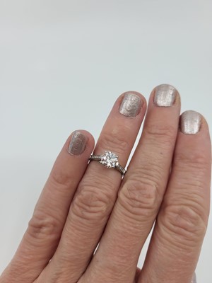 Lot 170 - A DIAMOND SOLITAIRE RING, the principal round...