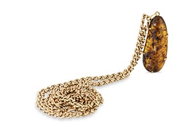Lot 144 - A VINTAGE 9CT YELLOW GOLD AMBER PENDANT, of...