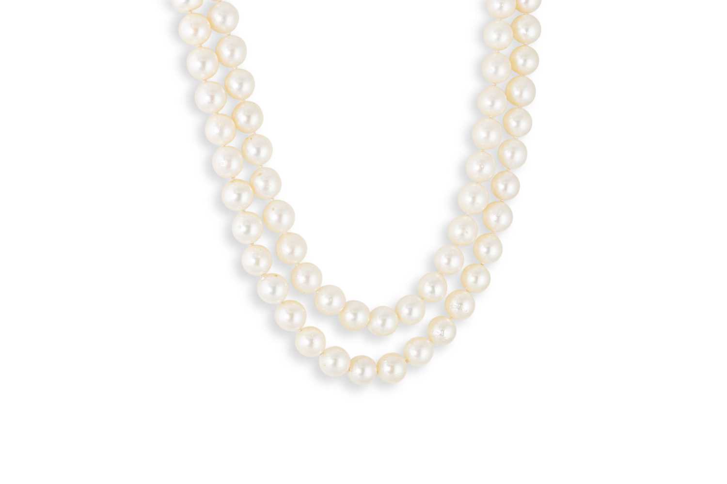Lot 146 - A DOUBLE STRING OF CULTURED PEARLS, to an 18ct...