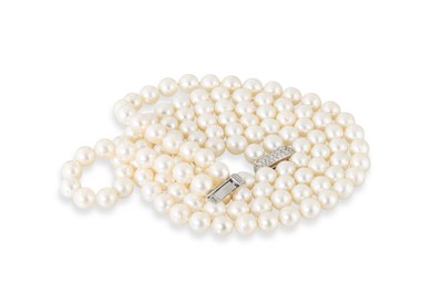 Lot 146 - A DOUBLE STRING OF CULTURED PEARLS, to an 18ct...